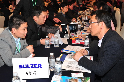 苏尔寿与供应商在洽谈