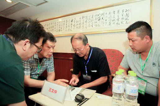王文忠老专家在答疑区解答企业提出的技术问题