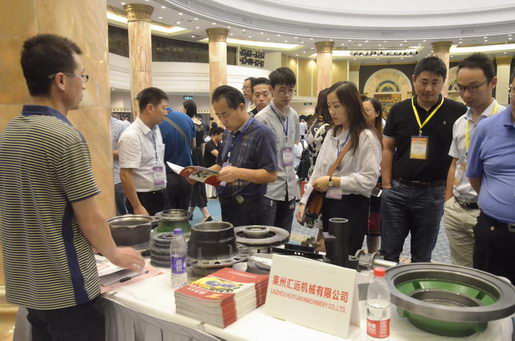 参观莱州汇远机械展示的样品