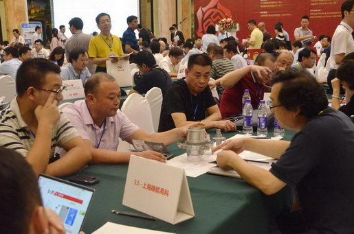 采购商携带样品与供应商在洽谈