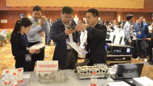 采购商参观广东峰华卓立展示的的样品