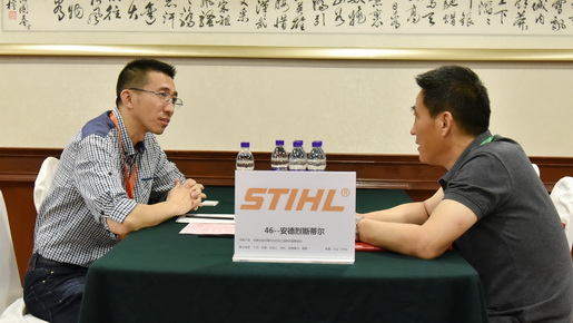 安德烈斯蒂尔与供应商在贵宾室洽谈