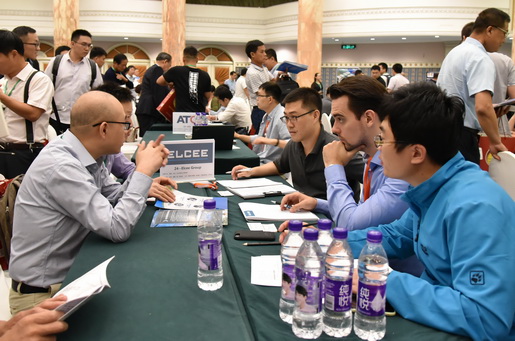 Elcee Group采购团队与供应商在洽谈