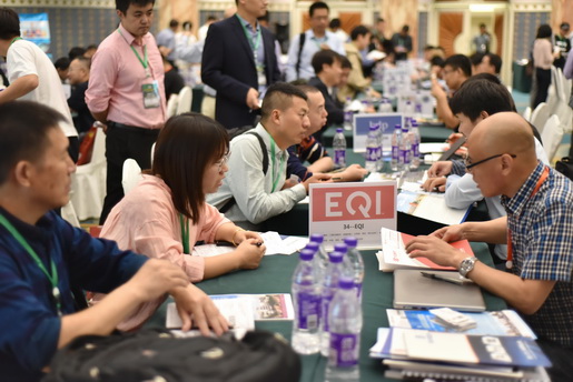 EQI采购负责人与供应商在洽谈