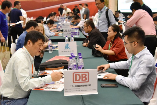 德国联邦铁路公司（DB）采购经理与供应商在洽谈