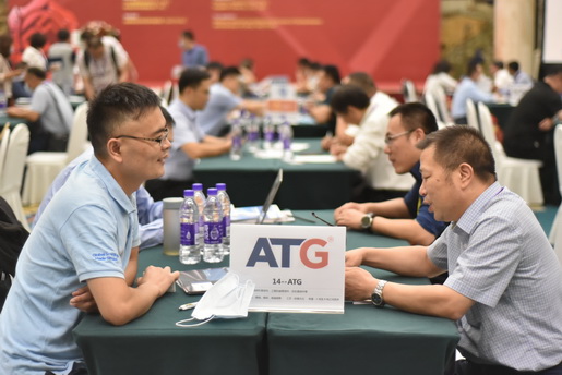 ATG采购负责人与供应商在洽谈