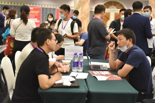  SIMERTEC SRL采购代表与供应商在洽谈