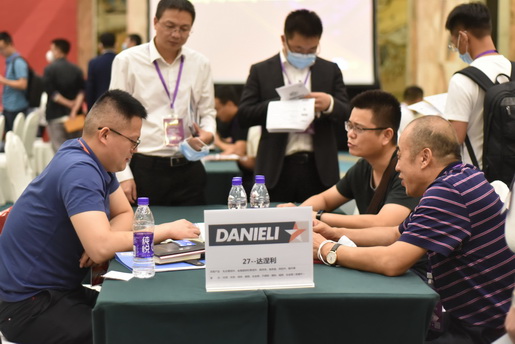 达涅利采购代表与供应商在洽谈