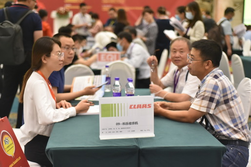 CLAAS采购负责人与供应商在洽谈