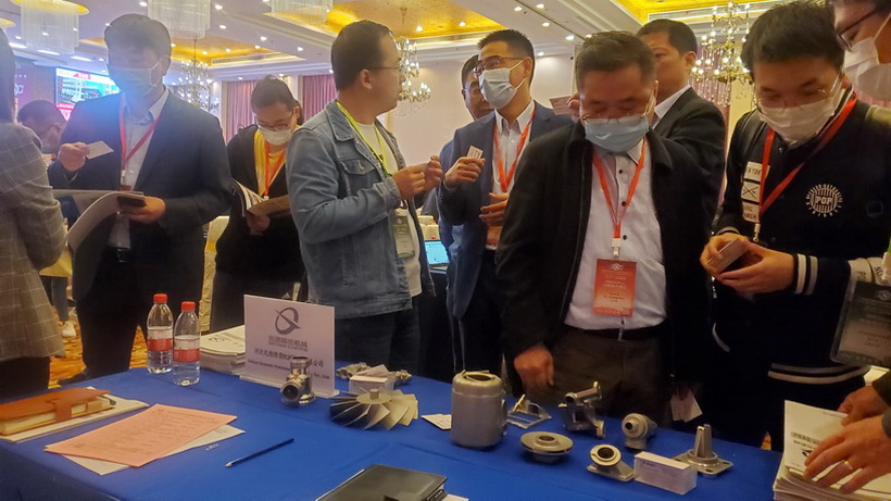 采购商参观河北光德精密机械股份有限公司展示的的样品