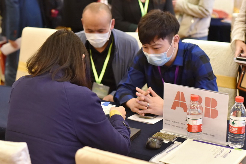 ABB采购负责人与供应商在洽谈