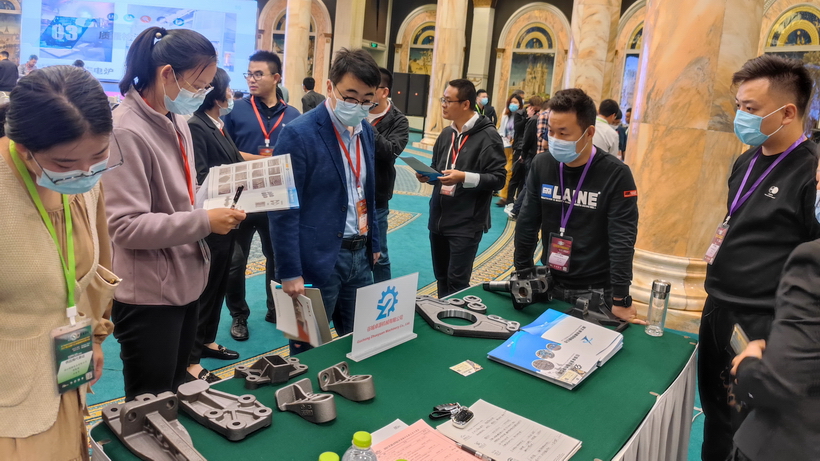 参观供应商展示的样品
