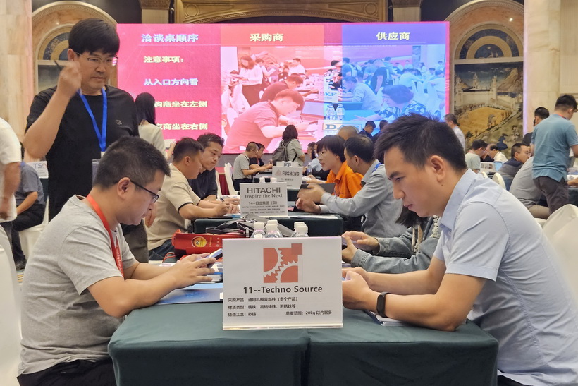 Techno Source采购经理与供应商在洽谈