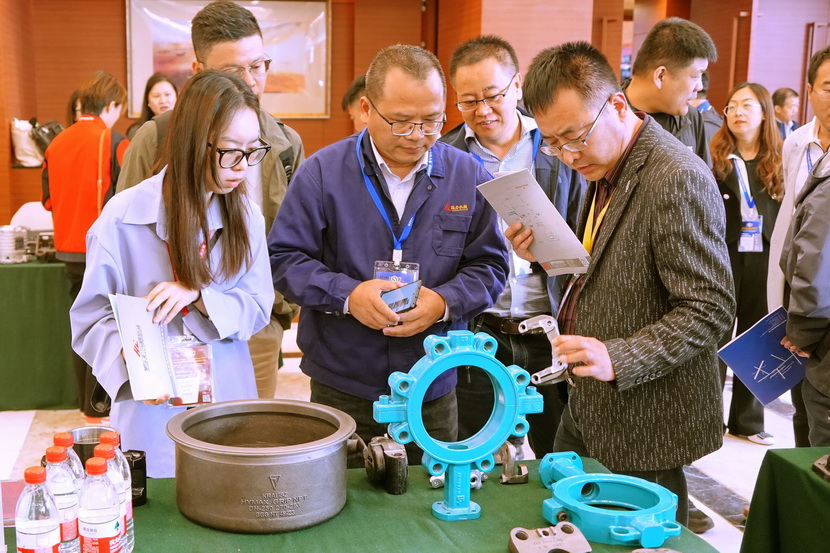 参观供应商展示的铸件样品